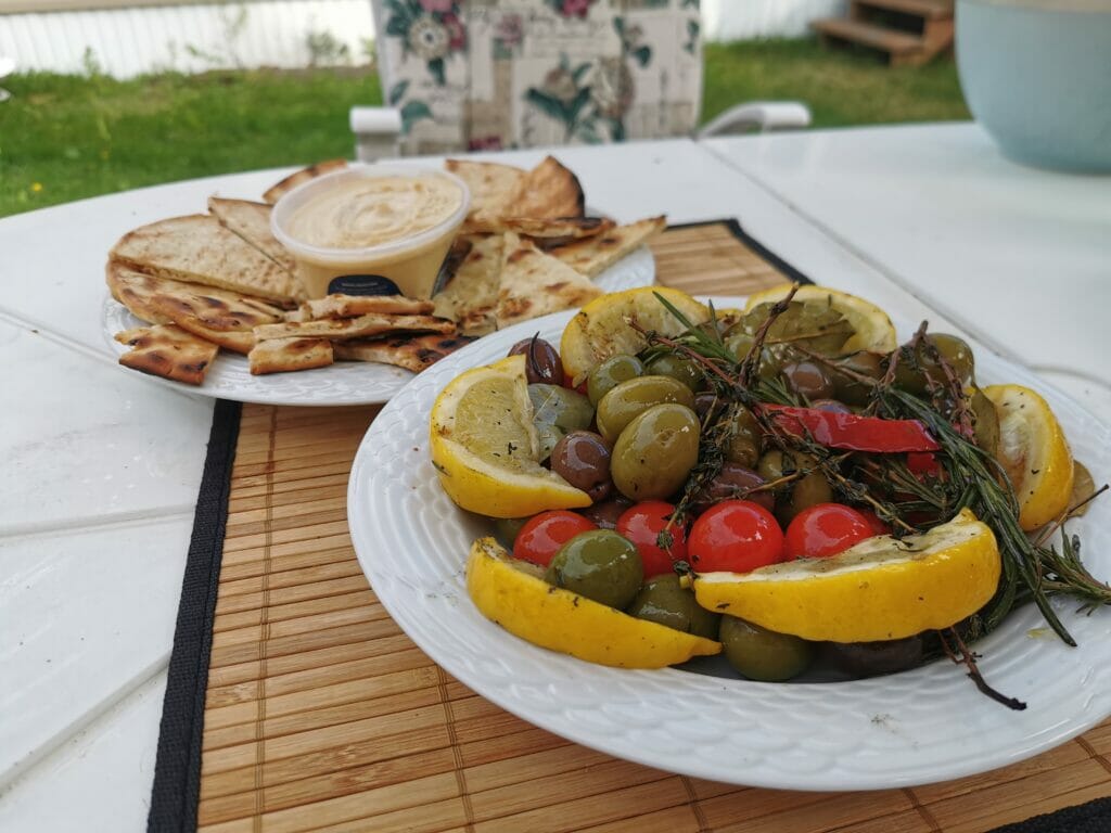 olives, pains naan grillés et humus