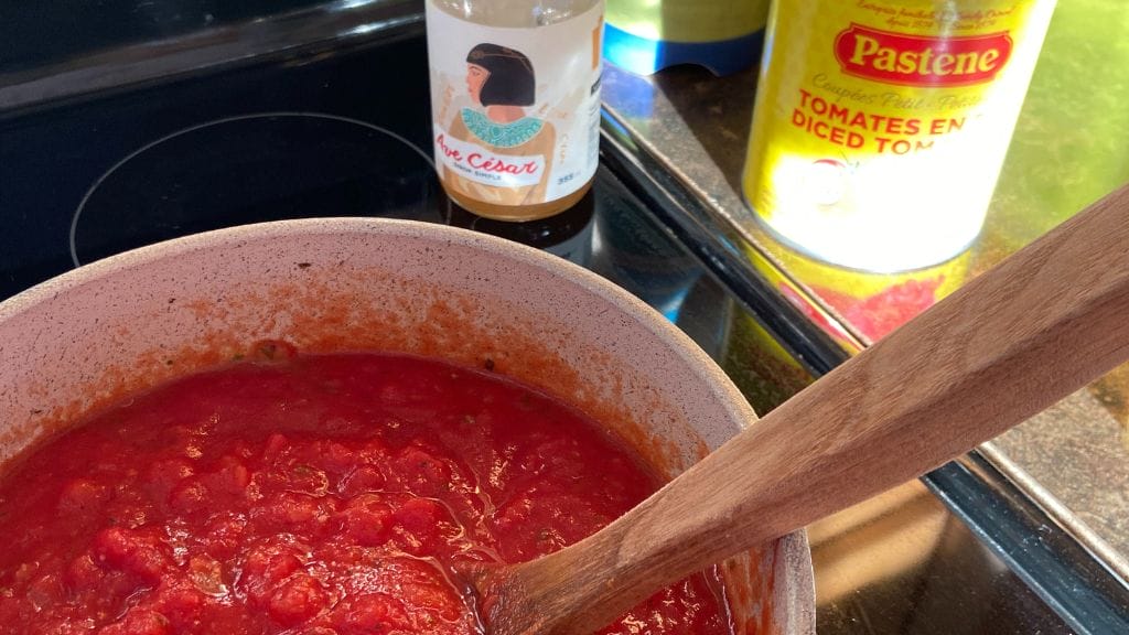 chaudron de sauce tomate avec canne de tomates et sirop simple ave César